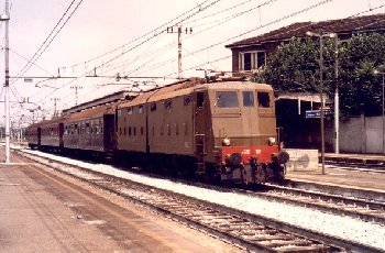 E636.191 a Milano Rogoredo in testa a carrozze 1959 - 31Kb