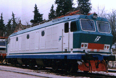 Vista globale dell'E 632 034 fotografata a Foligno il 12 Dicembre 1996 da Raffaele Bonaca