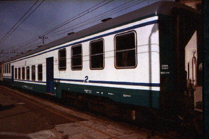 Una carrozza a piano ribassato gia' con la nuova colorazione a Milano Rogoredo