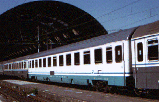 Anche le carrozze di tipo Z, a Milano Centrale, l'8 Settembre 1996.