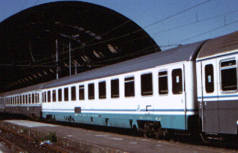 Anche le carrozze di tipo Z, a Milano Centrale, l'8 Settembre 1996.