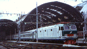 L'E 632 034 con a seguito le carrozza MDVE nella nuova livrea in stazione Centrale a Milano il 20 Dicembre 1996
