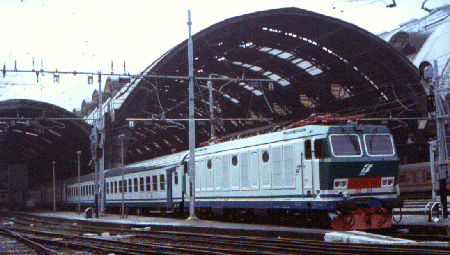 L'E 632 034 con a seguito le carrozza MDVE nella nuova livrea in stazione Centrale a Milano il 20 Dicembre 1996