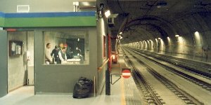 La cabina di controllo a Porta Venezia lato Repubblica - 14Kb
