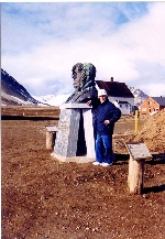 Ny Alesund: busto di Amundsen